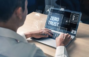 Visuel représentant le modèle Zero Trust renforce la protection des données. Il bloque les accès non autorisés, sécurise les appareils, protège les réseaux et vérifie en permanence l'identité des utilisateurs.